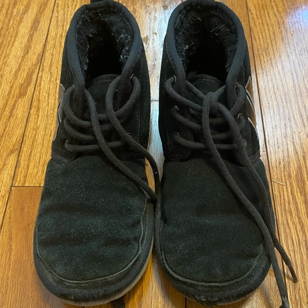 Girls‎ Kids' UGG Neumel Graphic Outline Chukka Boots Suede Black Gray Size 3